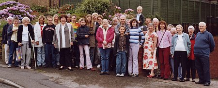 Gäste und Gastgeber beim Abschied in Brimington